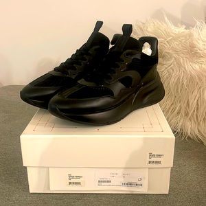 100% authentic Alexander McQueen oversize runner😎🔥